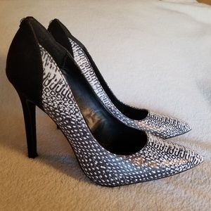Guess Sz 6.5 black & white snakeskin pumps EUC